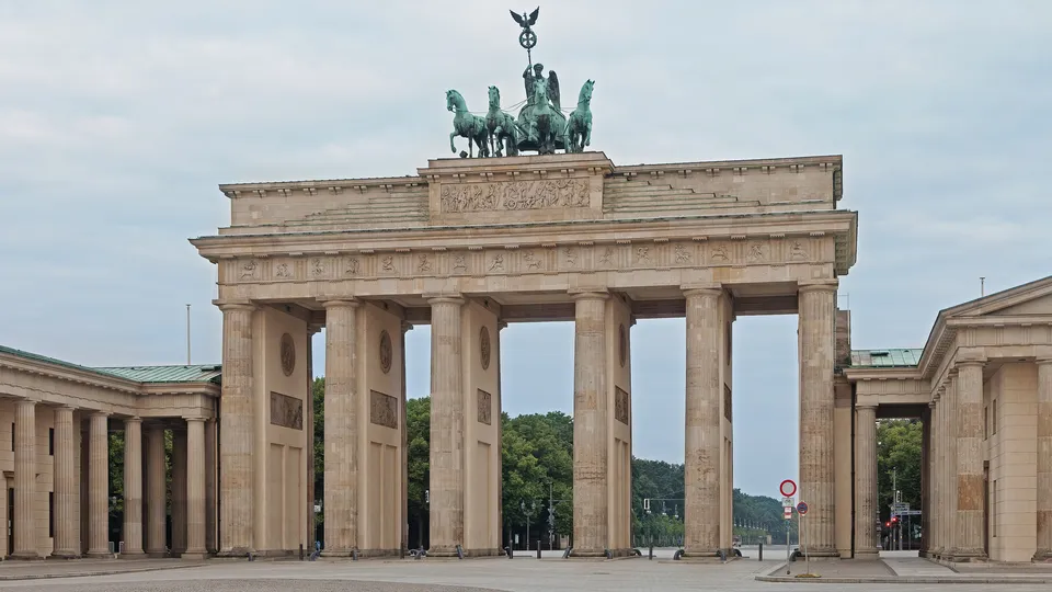 La Puerta de Brandeburgo vacía al amanecer, con la cuadriga sobre el frontón.